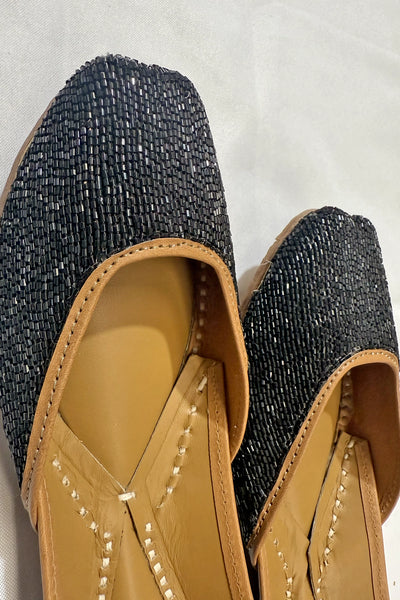 Black Women's Leather Jutti Flat Shoes D07 at PinkPhulkariBlack Women's Leather Jutti Flat Shoes D07 at PinkPhulkari