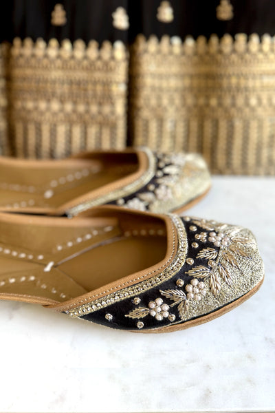 Women's Black Handcrafted Leather Punjabi Jutti – Elegant Festive Wear