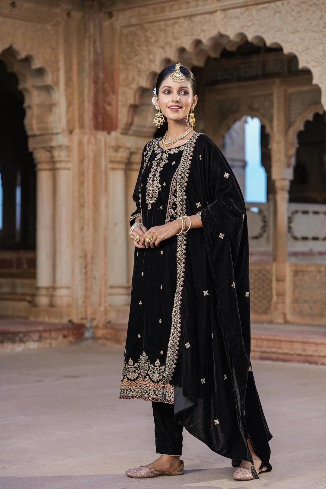 Buy Black Velvet Zari Embroidered Kurta Set at PinkPhulkari California