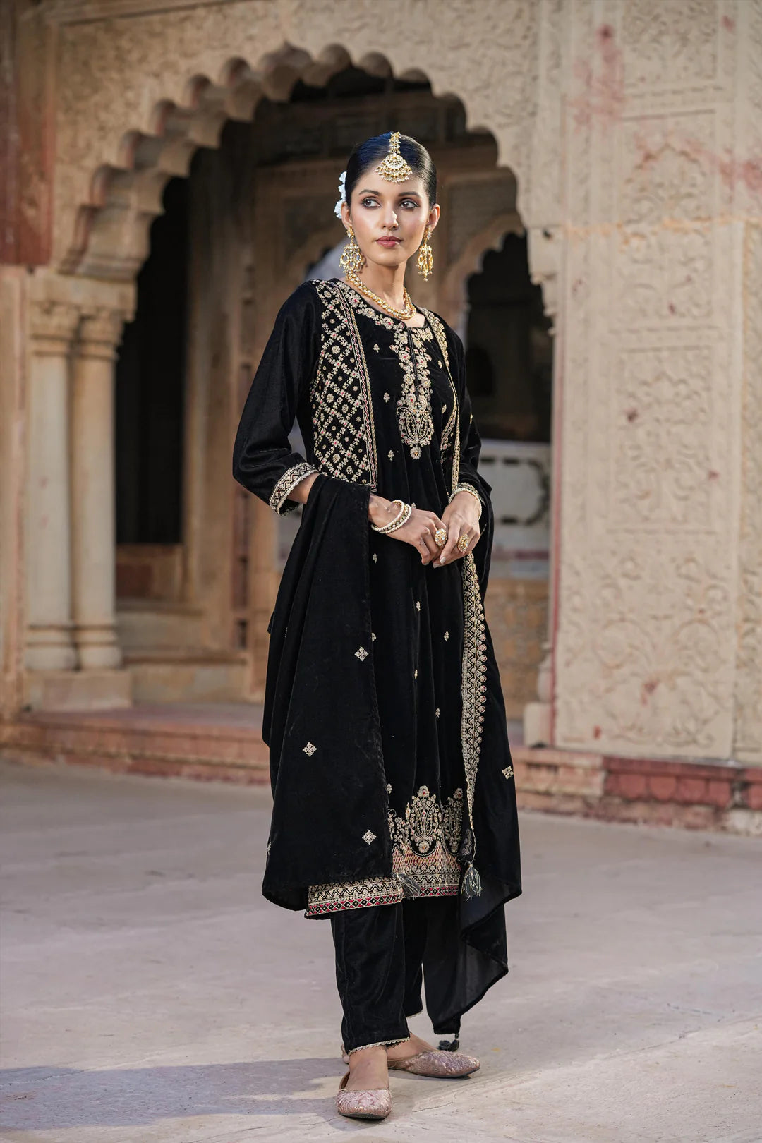 Buy Black Velvet Zari Embroidered Kurta Set at PinkPhulkari California