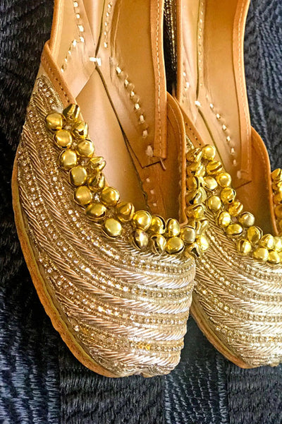 Buy Ghungroo Women's Leather Jutti Flat Shoes at PinkPhulkari Buy Ghungroo Women's Leather Jutti Flat Shoes at PinkPhulkari 