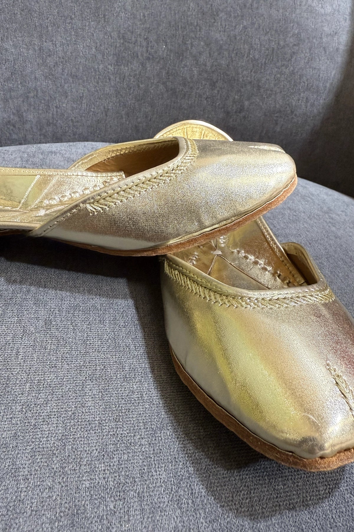 Metallic Gold Women's Leather Jutti Flat Shoes at PinkPhulkari 